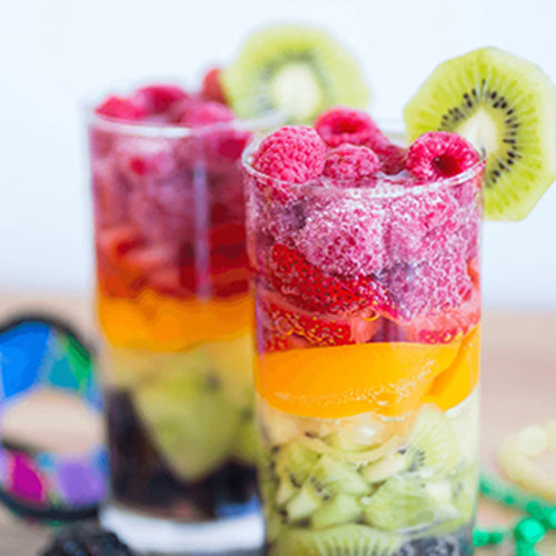Prickelnder Regenbogen-Cocktail